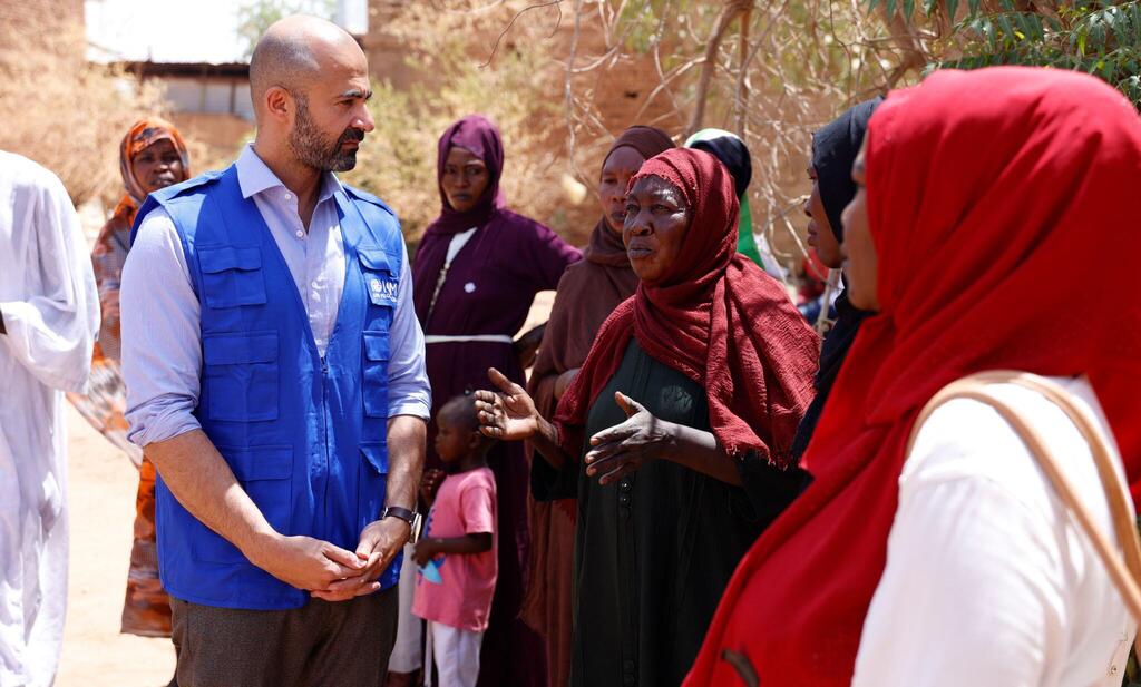 رئيس بعثة المنظمة الدولية للهجرة في السودان، محمد رفعت، خلال زيارة لأحد مواقع النازحين داخليا في السودان.